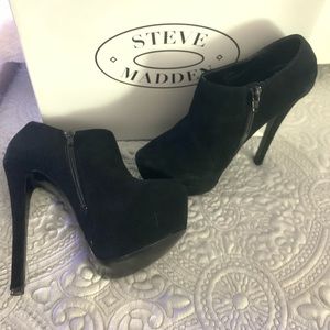 Steve Madden vippper black sued booties size 6